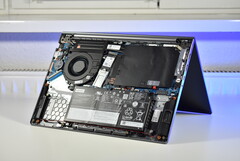 El Lenovo ThinkBook 14 Gen 8 IAL, con la tapa trasera retirada (fuente de la imagen: Benjamin Herzig/Notebookcheck)