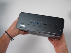 El MSI Pro Max Edge AI Mini PC tiene muchos puertos de E/S en la parte frontal.