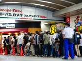 Para muchos aficionados japoneses, la posibilidad de comprar cartas coleccionables de Pokémon disponibles parece más importante que las restricciones de COVID (Imagen: kaztsu)