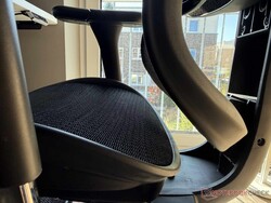 Consideramos que la distancia entre el asiento y el apoyo lumbar es demasiado pequeña.
