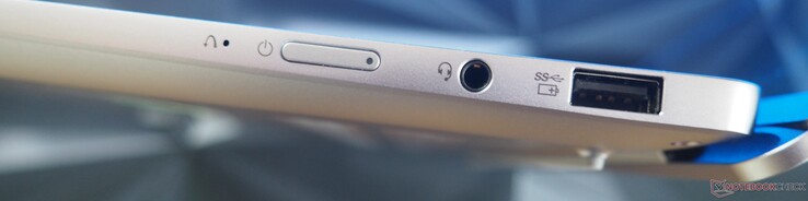 Lado derecho: Botón de encendido, toma de audio, USB-A 3.2 Gen 1