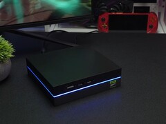 Mini PC para juegos Yohris con puertos frontales y tira de luz LED (Fuente de la imagen: ETA PRIME/YouTube)
