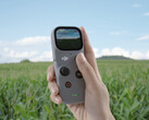 El RC Mini AG es un mando a distancia autónomo diminuto para los estándares de DJI. (Fuente de la imagen: DJI)