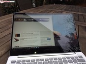 Uso del Lenovo Toga S730-13IWL / IdeaPad 730S-13IWL al aire libre en un día nublado